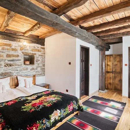 ゲストハウス Dedovite Kashti 3*