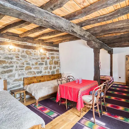 ゲストハウス Dedovite Kashti 3*