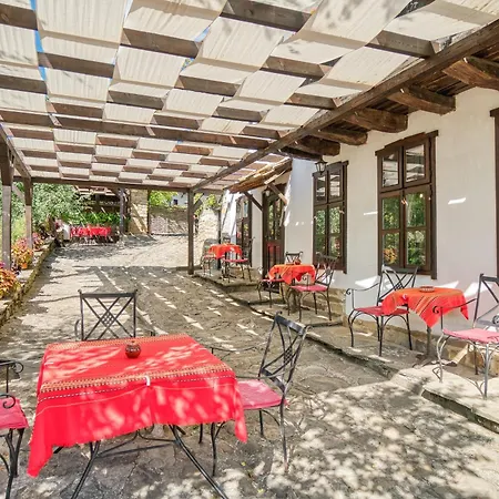 ゲストハウス Dedovite Kashti 3*