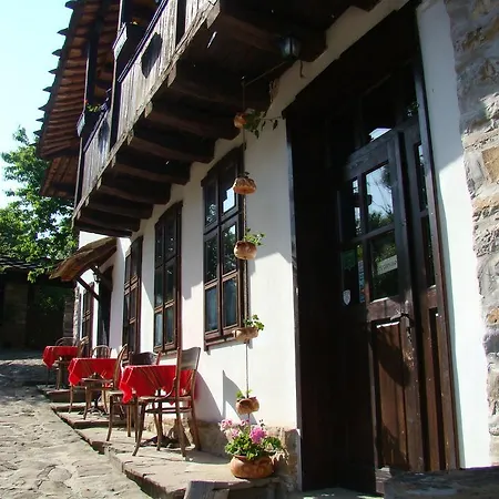 ゲストハウス Dedovite Kashti 3*