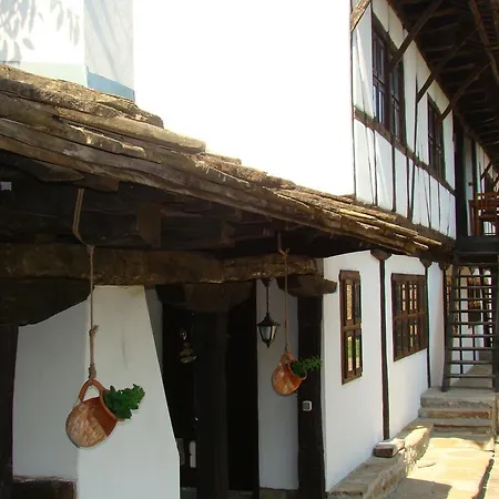 ゲストハウス Dedovite Kashti 3*