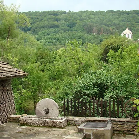 ゲストハウス Dedovite Kashti 3*